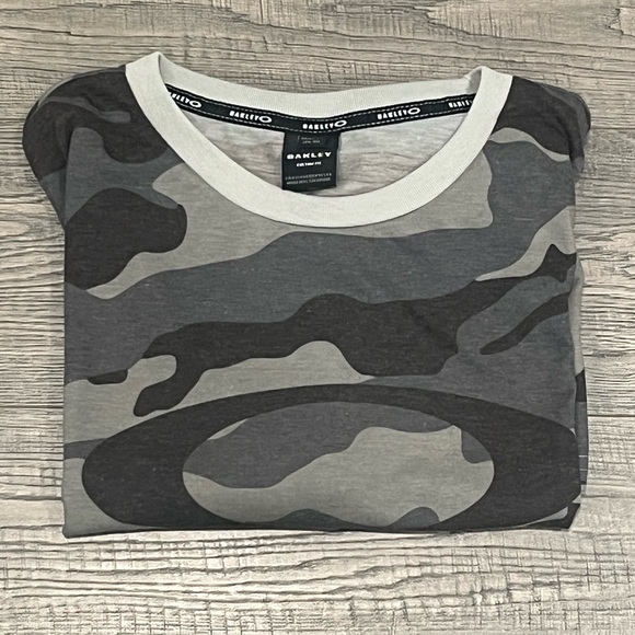 Green, Grey, and Dark Green Oakley Camo Tee XXL Custom Fit New without Tags - Picture 5 of 9